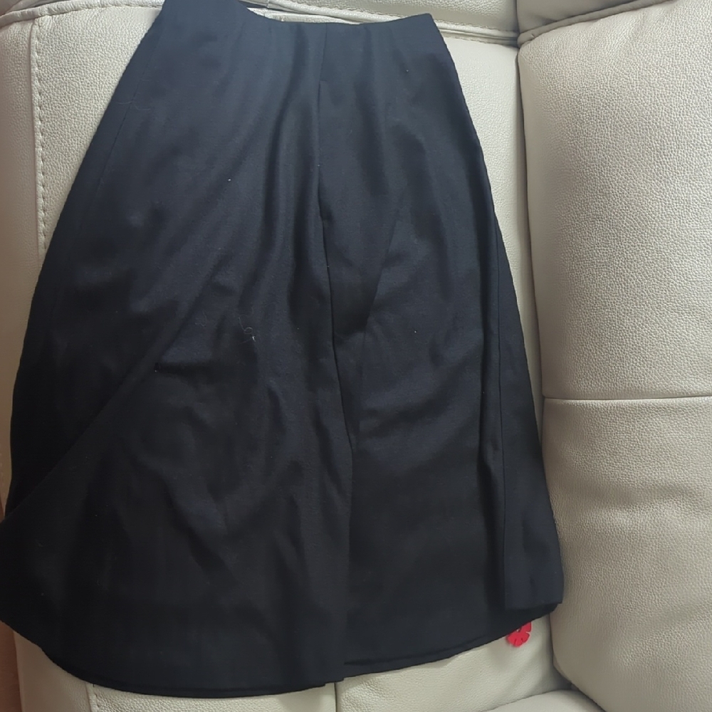 Uniqlo Solid Black A-Line Midi Skirt